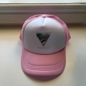 Rosa Casablanca Keps  - As snygg keps som jag själv älskar | Helt ny aldrig använd | Tråkiga är att den är köpt i Thailand | Hör av er vid funderingar 