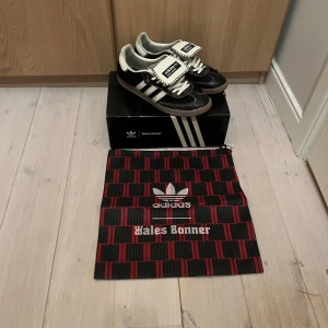 Adidas Wales Bonner Samba sneakers - Ruggigt feta skor i strl 44 men passar 43-43,5. Skorna är vinted äkthets certifierade av förra ägaren. Kan gå ned i pris vid snabb affär 