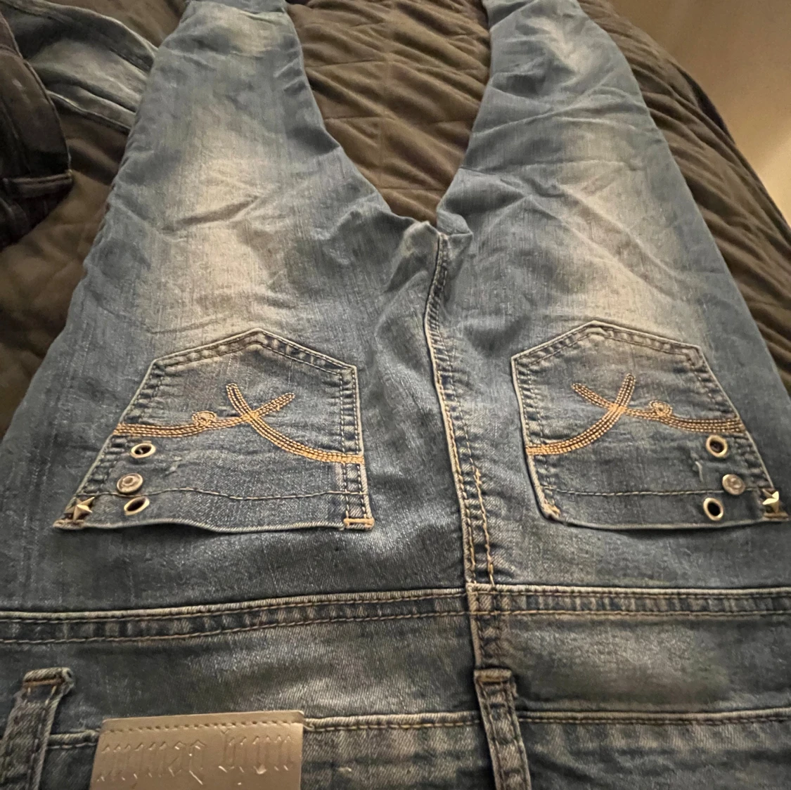 Blåa jeansbyxor med dragkedjedetaljer - 2