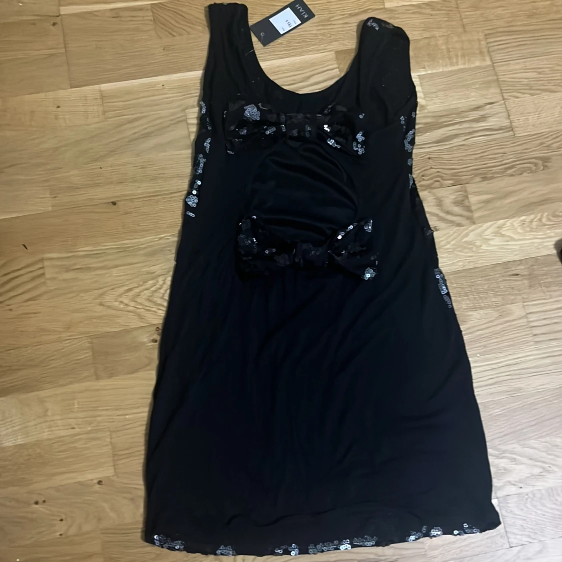 Svart paljettklänning med rosetter KIAH - 1