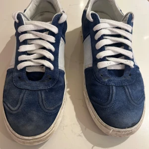 Valentino flycrews blåa - Säljer ett par blåa flycrews i använt skick. Den gamla Valentinoboxen kommer med. 