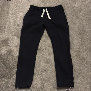 Mörkblåa mjukisbyxor från russemerch - Tja säljer dessa trendiga mörkblåa mjukisbyxor från russemerch i storlek smal, använda bara fåtal gånger säljer pga av att dom inte passade mig så himla bra 