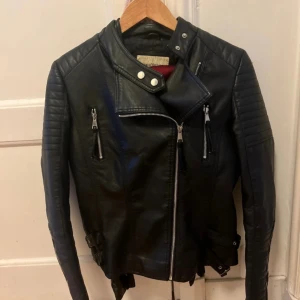 Svart skinnjacka från Missay M - Snygg svart skinnjacka från Missay i bikerstil. Kommer inte till användning, har inte använts så mycket heller. Inga synliga tecken på användning