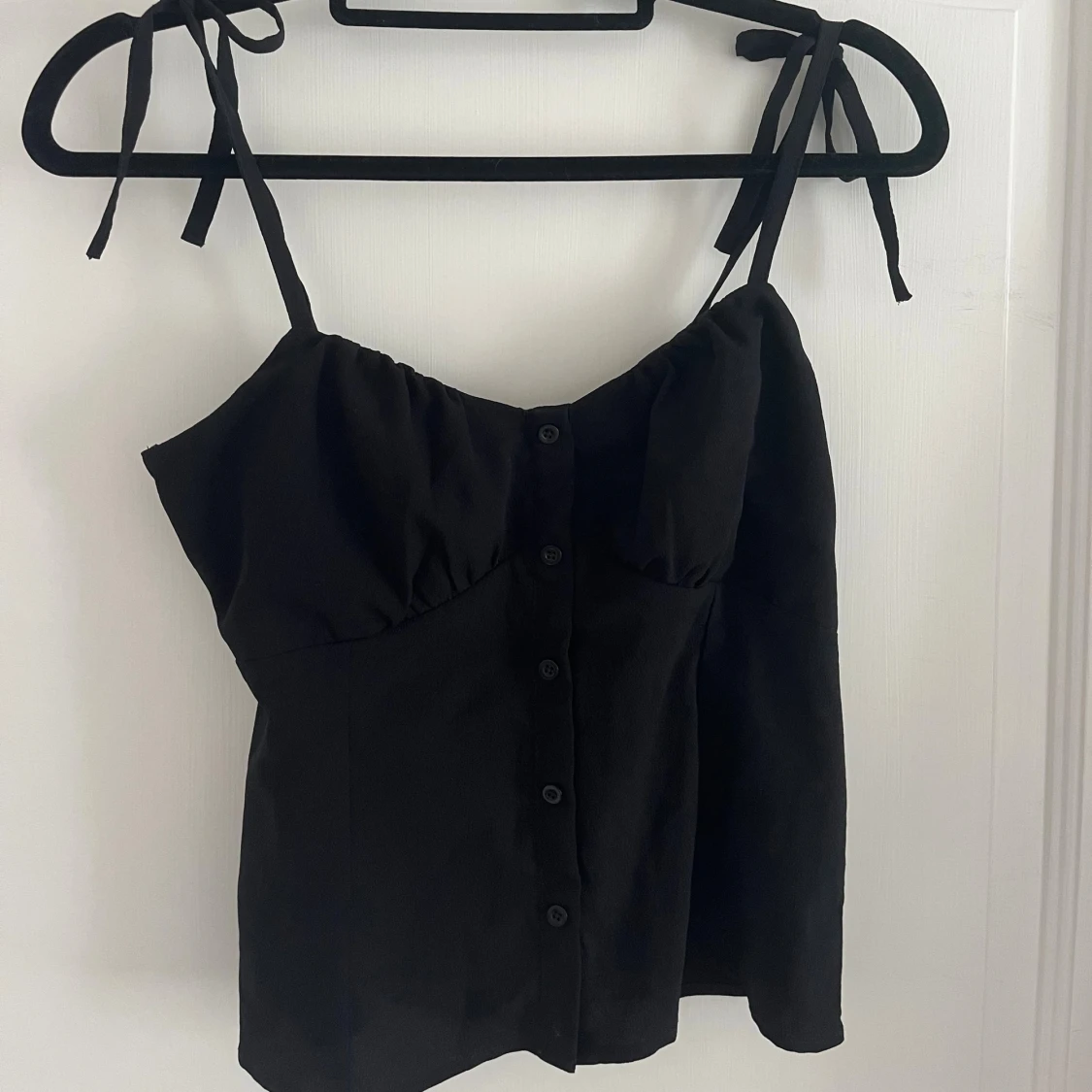 Svart linnetopp med knyt från Bubbleroom