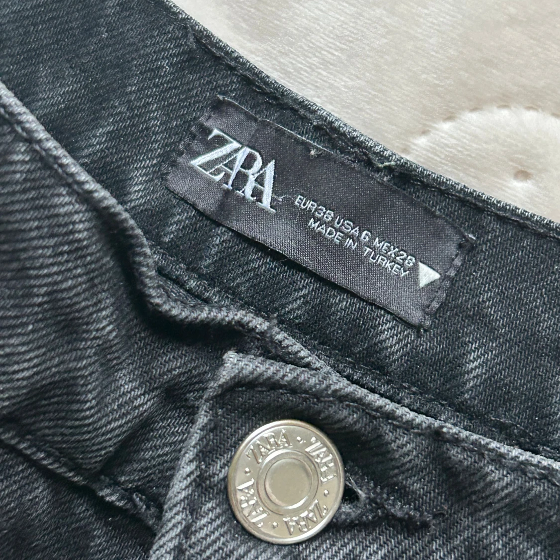 Svarta wide jeans från Zara, strl 38 - 2