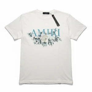 Vit amiri t-shirt - Tjena Säljer en riktigt skön Amiri T-Shirt. Skicket är 9/10 och materialet är extremt högkvalitativt. Nypriset ligger runt 2000-3000kr. Storleken är medium, och sitter som en medium om inte lite större. Tveka inte att skriva ifall du har några frågor eller funderingar(: