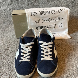 Golden Goose superstar  - Tja säljer nu mina riktigt feta golden goose i topp skick, hör av er vid fler funderingar🙏🏼