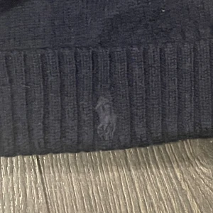 Mörkblå mössa från Polo Ralph Lauren - En mössa från Ralph Lauren mörkblå. Storleken passar de flesta men kanske åt det mindre hållet. Köpt på kids brand store. Mössan har Ralph lauren märket som detalj