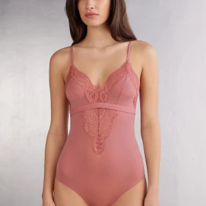 Rosa body från intimissimi - Supersnygg rosa body med tunna axelband och v-ringning. Spetsdetaljer framtill och längs urringningen, mjuk och stretchig. Kommer inte till användning😊Passar både Xs och S