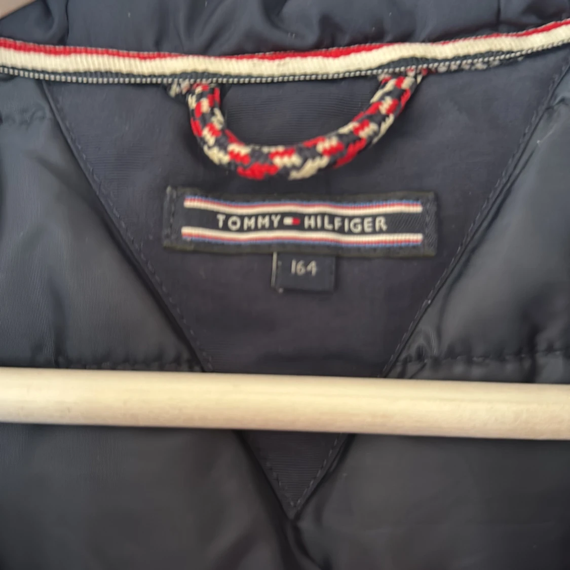Snygg Mörkblå vinterjacka Tommy Hilfiger 164 - 1