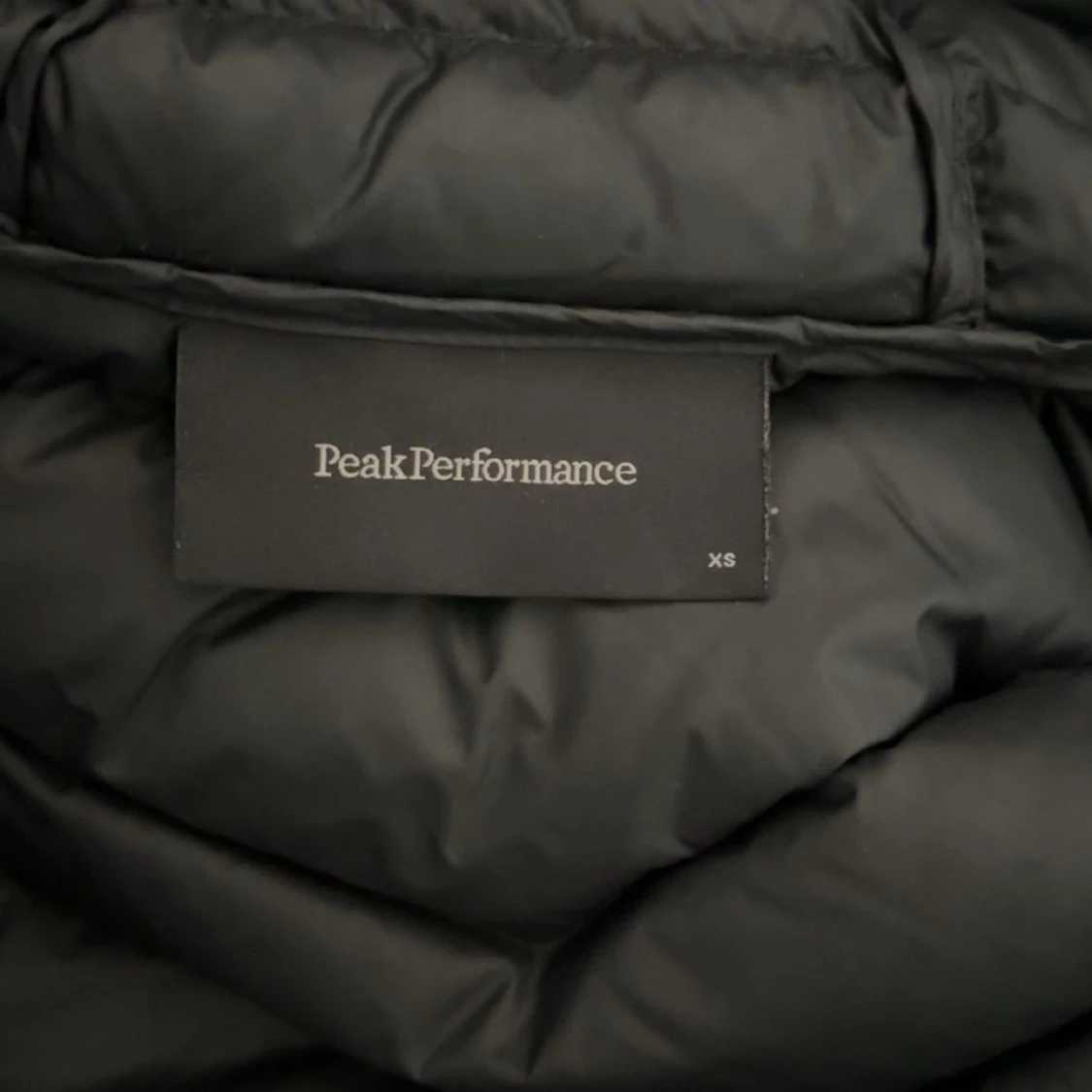 Svart lång dunjacka Peak Performance  - 2