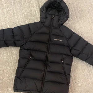 Peak jacka - Jättesnygg vinterjacka från Peak Performance! Storlek S, superbra skick bara använd fåtal gånger men säljer då jag inte tycker att den passar mig. Nypris ca 4000