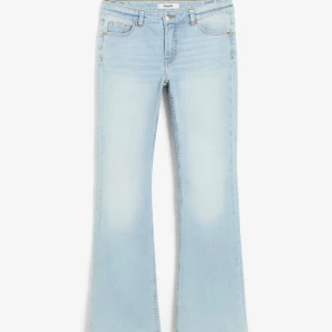Bootcut ljusblå jeans från Kappahl - Snygga ljusblå jeans från Kappahl med klassisk femficksdesign och bootcut-ben. Jeansen har låg midja och är tillverkade i mjukt denimtyg som ger en skön passform. De är lite slitna längst ner i benen men annars bra, 