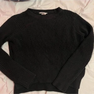 Svart stickad tröja från H&M - En svart stickad tröja från H&M i storlek S. Tröjan har en ribbad struktur, rund halsringning och långa ärmar. 