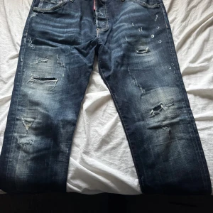 Dsquared2 jeans - Säljer ett par blå jeans från Dsquared2 då dom inte används längre men dom är i mycket fint skick köptes när ja va utomlands i dubai och snvänt sällan.