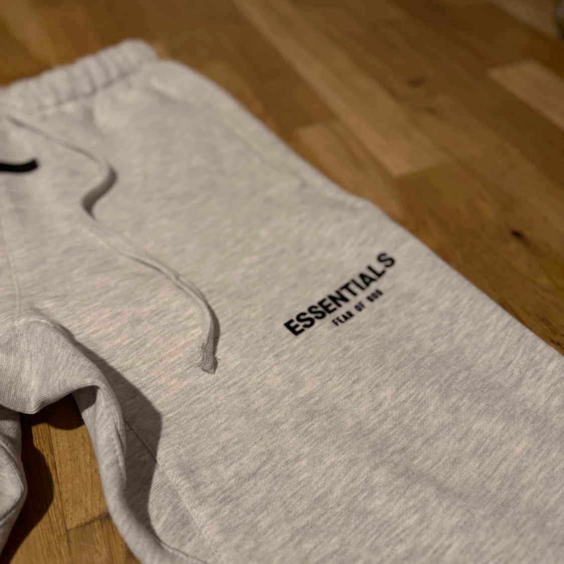 Essentials Fear of God grå mjukisbyxor - 1