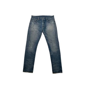 Ralph Lauren Denim & Supply jeans blå W32 - Riktigt coola blå jeans från Denim & Supply Ralph Lauren med slitna detaljer. Jeansen har rak passform och normal midja, med en cool patch baktill i vintage-stil.  Storleken är 32/32!                                         Platta mått (se bild):  A: 44cm B: 105cm Benöppning: 17cm