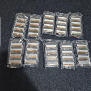 Helt ny 40-pack Rakblad 6-bladssystem – Kompatibla till alla fusion. - Helt ny 40-pack Rakblad 6-bladssystem – Kompatibla till alla fusion.