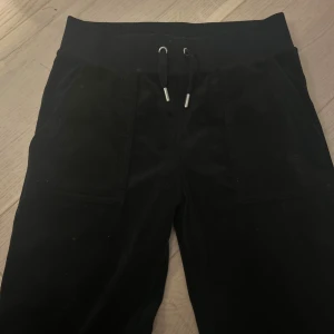 Svarta mjukisbyxor Juicy Couture XXS - Svarta mjukisbyxor från Juicy Couture dock upp sydda så dem är 92 cm långa ❤️