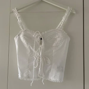 Linne med snörning  - Fin topp med snörning framtill, aldrig använd!