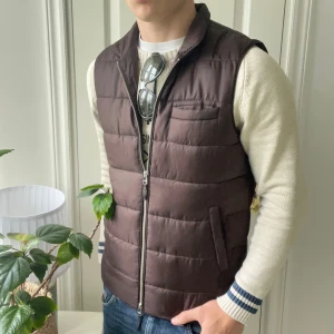 John Henric väst S - John Henric väst S, inga defekter! Modellen är 180,75 kg och passar honom bra. Dubbelkedjad med två najs fickor! Kom med frågor ✌️