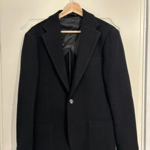 Svart kavaj från John Henric XS - Stilren svart kavaj från John Henric i storlek XS. Aldrig använd men utan lapp. 