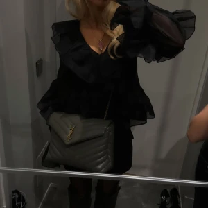 Svart blus  - Svart volang blus från hm. Bra skick. Från hm, köpt för 449kr