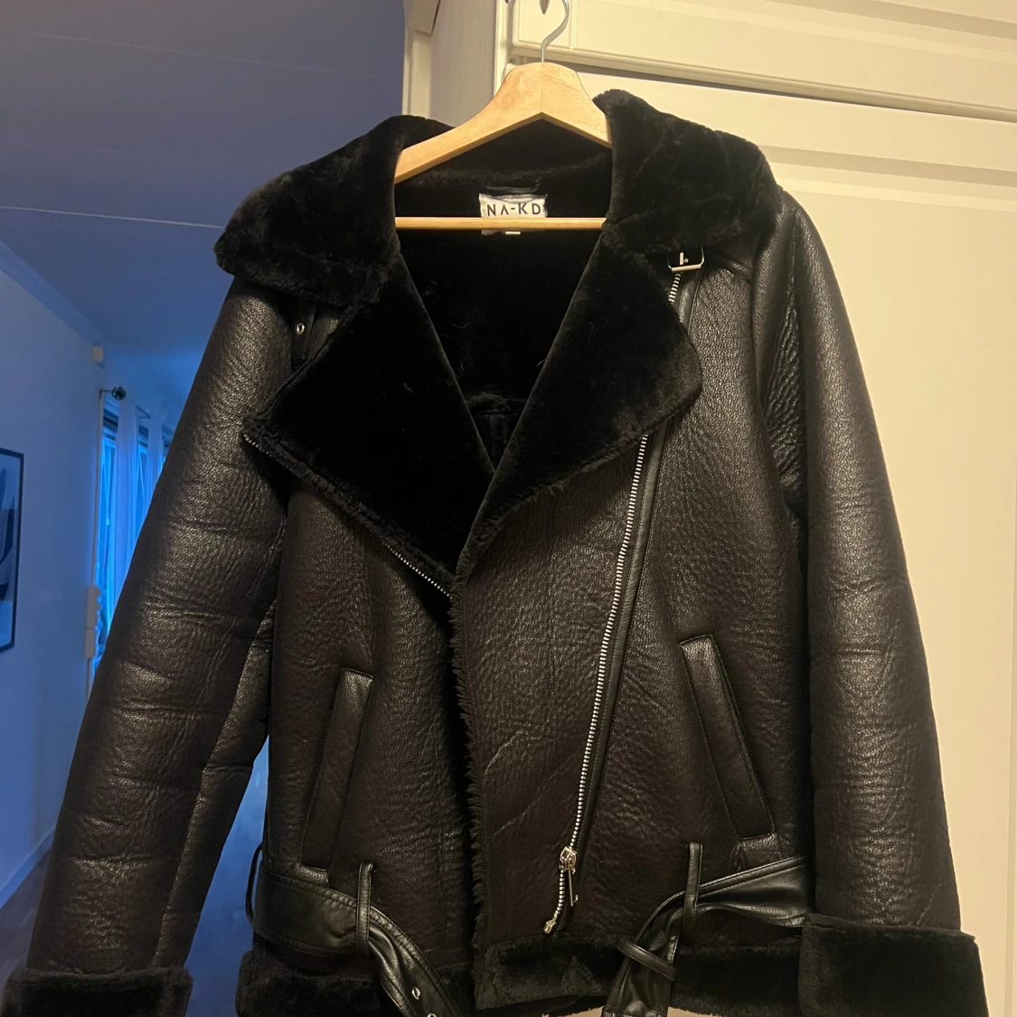 Svart pälsjacka/Pilotjacka från NA-KD