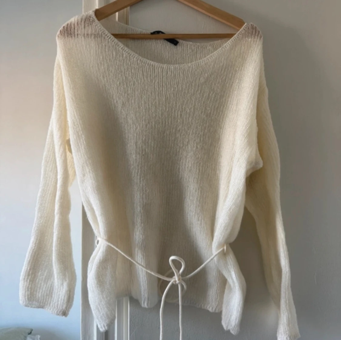 Vit stickad tröja med knyt i midjan
