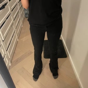 Svarta bootcut jeans  - Svarta jeans från ginatricot i storlek S. Modellen har bootcut-ben och sitter tajt upptill med utsvängda ben nertill. Klassisk femficksdesign och stretchigt material för en bekväm passform. Perfekta för dig som gillar en stilren look.