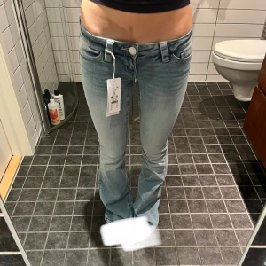 Lågmidjade jeans - Skitsnygga lågmidjade jeans från gina med snygga detaljer på bakfickorna, säljer då de tyvärr inte passare bra 💕helt nya!