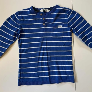 Blå Långärmad finstickad tröja Strl 122/128 tjocktröja - Strl 122/128 finstickad  Inga fläckar eller hål   Barntröja