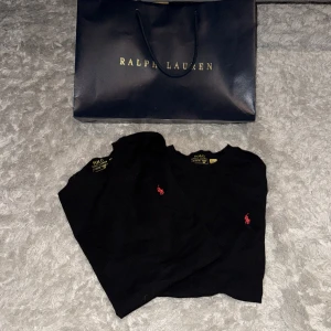 2 st svarta t-shirts från Ralph Lauren - Säljer en Ralph Lauren t-shirt bundle med 2 oanvända svarta t-shirts! Både är nya, och har aldrig använts! Pris ej hugget i sten! Storlek 14-16 år! 