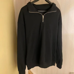 Säljer svart half zip hoodie - Tjena, säljer nu min svarta half zip hoodie i storlek M från 157. Den är i bra skick och väldigt skön. Om du undrar något eller vill köpa hör gärna av dig!👍🏼