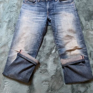 Selvedge jeans Hiroshi Kato blå 30 - Riktigt snygga blå selvedge jeans från Hiroshi Kato i storlek 30 köpta i Japan. Nypris cirka 3500! Otroligt fina fades och ett unik selvedge id! Storlek 30. Inga håll eller liknande bara lite smutsiga som säkert går bort i tvätten! Autentisk selvedge självklart✅