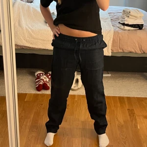 Mörkblå linnebyxor  - Svarta linnebyxor från H&M i storlek XS. Helt nya💕