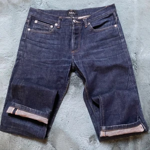 Japansk A.P.C Selvedge - Ställer selvedge jeans från APC. Väldigt fina och bra kvalité. Inga hål eller liknade. Fades har precis börja komma in och har sjuk potential! Storlek 29.