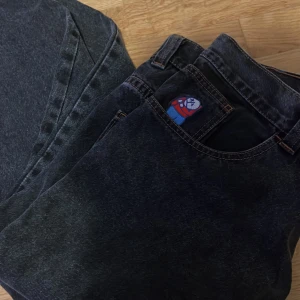 Big Boy Jeans - Svarta Big Boy jeans i storlek M, som nya men har en liten slitning nere vid ena foten men utöver det är dem i ny skick. Pris kan diskuteras🤩