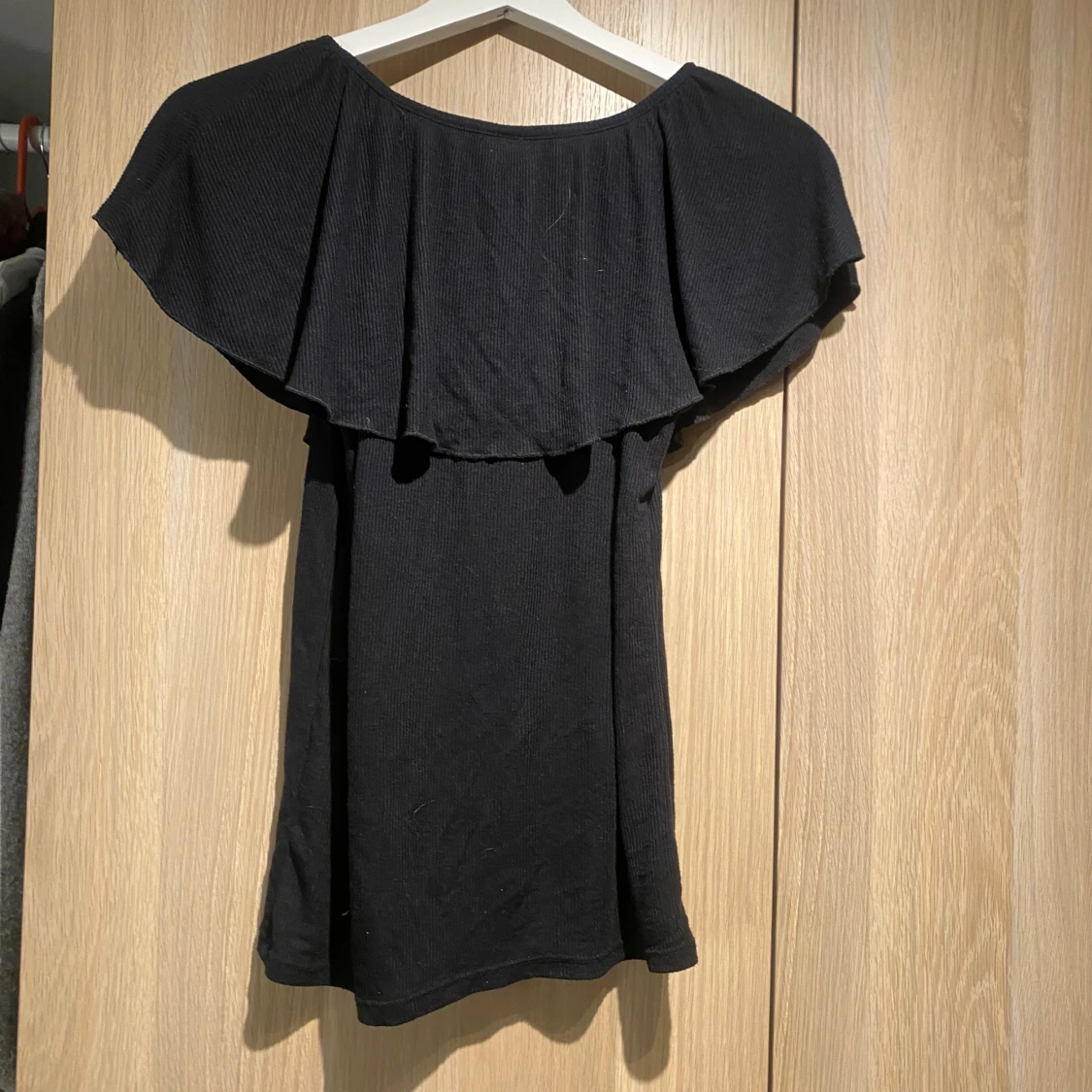 Svart ribbad topp med volang - 3