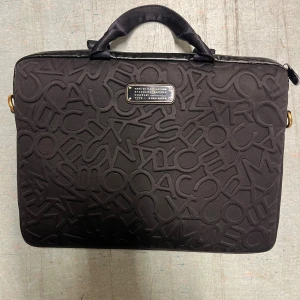Datorfodral Marc Jacobs - Säljer mitt fina datorfodral från Marc Jacobs! Rymligt och praktiskt fodral med ett ytterfack på baksidan. Väldigt bra skick! 