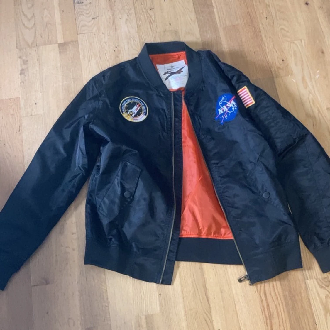 Svart NASA bomberjacka med patches - 2