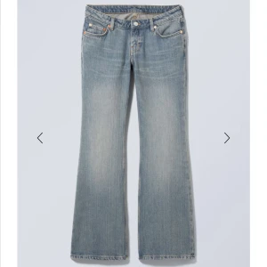 Weekday Nova Low Slim Bootcut Jeans - Snygga ljusblå bootcut jeans från Weekday, modell Nova Low Slim Bootcut i färgen trove blue. Klassisk femficksdesign med låg midja och smal passform upptill som går ut i en bootcut nedtill. Säljer då jag inte använder längre! Storlek W27 L32. Inga deffekter, original priset är 600kr. Fint skick, skriv gärna vid frågor! 🩷🫰💕
