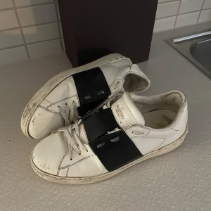 Svarta valentino open - Säljer ett par valentino open i strl 42-43. Du får samt med box till skorna. 