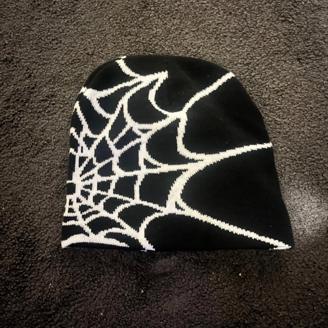 3st Stickad mössa med spindelnätsmönster - 1