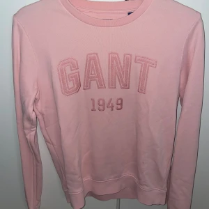 GANT Sweatshirt Rosa - Säljer en ljusrosa sweatshirt från GANT. Tröjan har rund halsringning och långa ärmar. Perfekt för en chill och stilren look. Använd några få gånger, men är i ett fint skick, säljer då den är för liten och kommer inte till användning längre. Vid frågor, hör av er💕