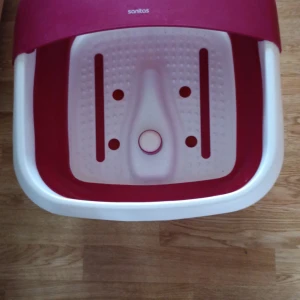 Sanitas SFB 25 Fotbubbelbad - Sanitas SFB 25 fotbubbelbad med bubbel- och vibrationsmassage. Fällbar design för enkel förvaring. Produkten ser ut att vara i mycket gott skick, utan synligt slitage. Perfekt för avkopplande fotmassage hemma.