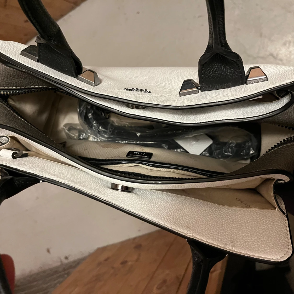 Vit och svart handväska från Guess - 3