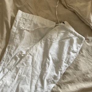 Vita linneshorts från Bik Bok - Alla prisförslag accepteras 