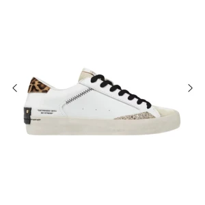 crime london sneakers - Ascoola sneakers från crime london, sällan använda! Säljer då dom inte kommer till användning 💞Skorna liknar Golden Goose, så de är ”distressed” vilket gör att dom ser lite slitna ut medvetet💞 Dock har dom en liten skada vid sidan men inget som syns!