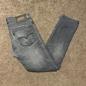 Levis 511 jeans i blå denim - HEJ, säljer ett par oanvända Levis 511 jeans för ett bra pris. Storlek: 29/32!  Pris/frågor kan diskuteras i Pm💯🙌